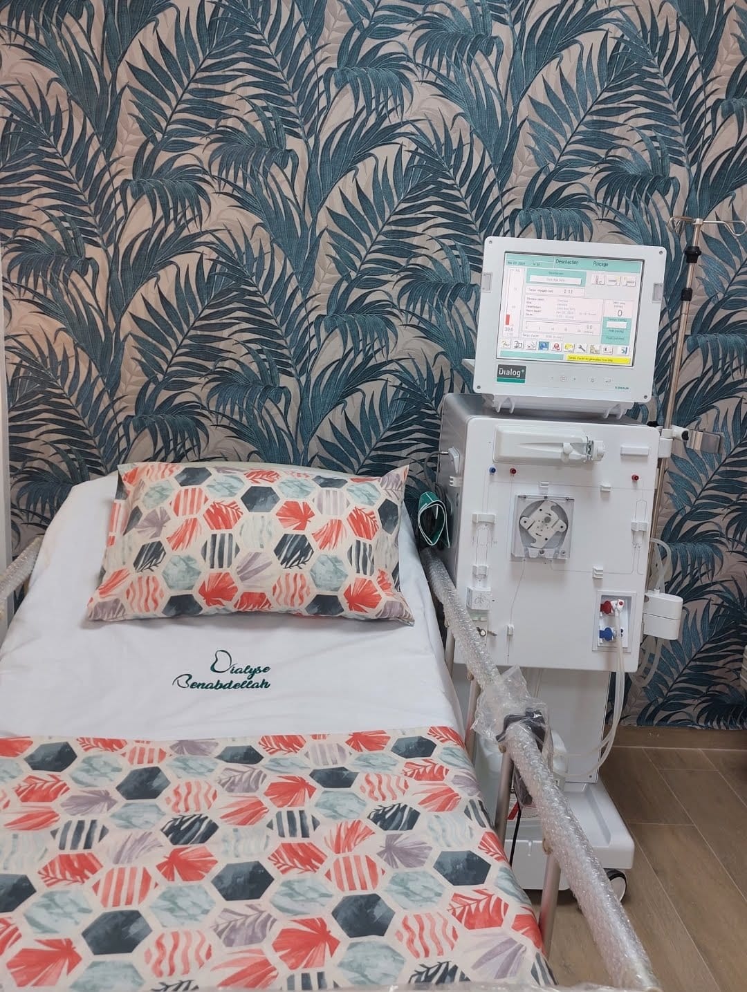 Des stations de dialyse confortables et entièrement équipées conçues pour assurer la sécurité des patients et les soins dans un environnement propre et moderne.