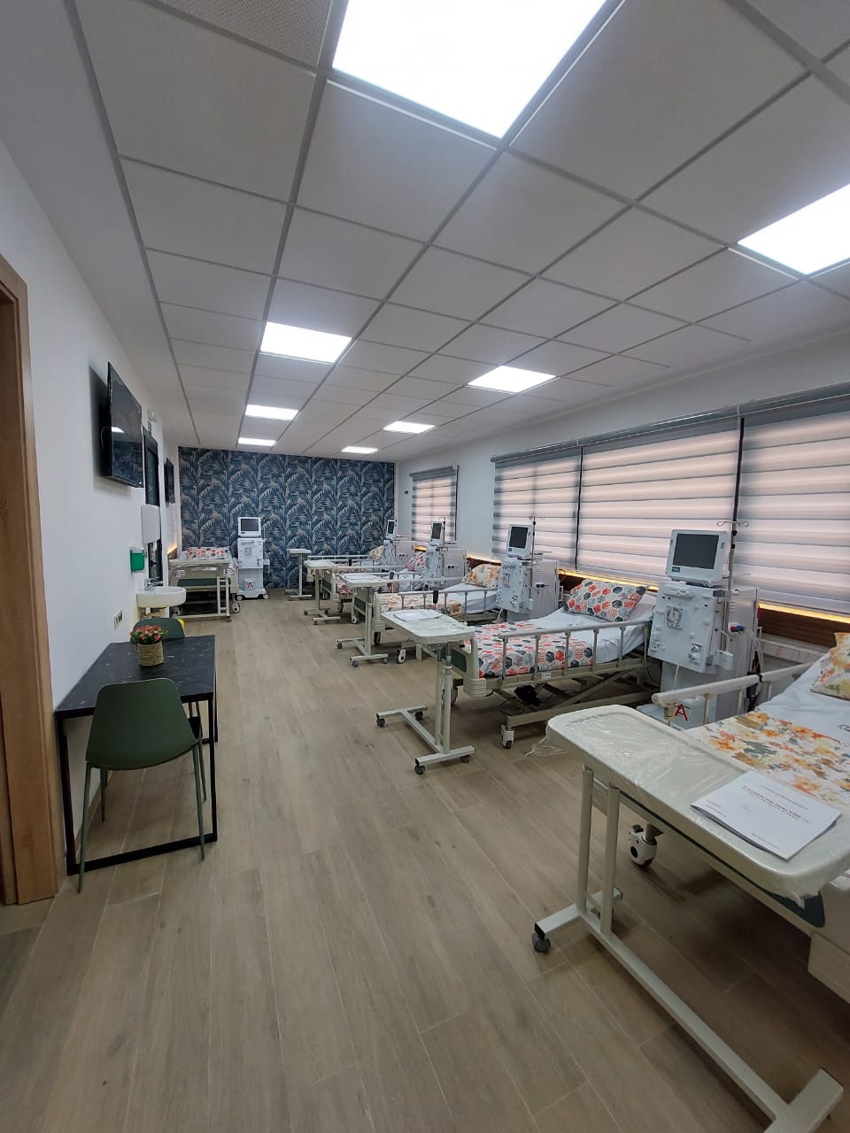 Des stations de dialyse confortables et entièrement équipées conçues pour assurer la sécurité des patients et les soins dans un environnement propre et moderne.