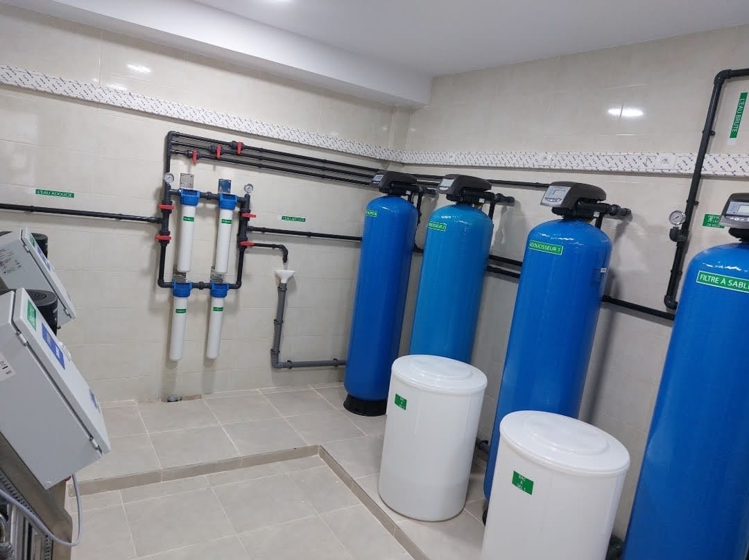 Système avancé de purification de l’eau avec filtration en plusieurs étapes, garantissant les normes les plus élevées de sécurité et de qualité pour les procédures de dialyse.